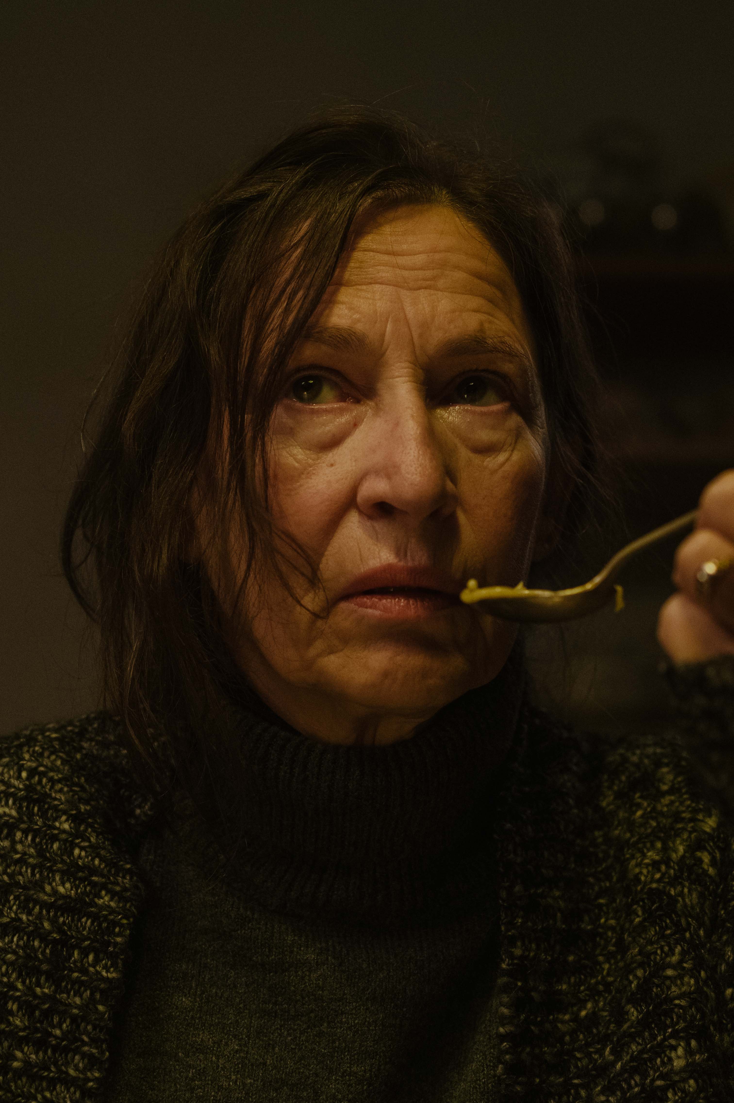 eenzame vrouw eet alleen tijdens feestdagen