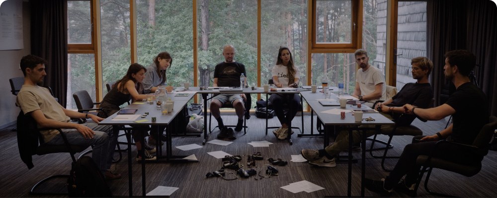 Team trägt EEG-Stirnbänder während einer Neurofeedback-Sitzung