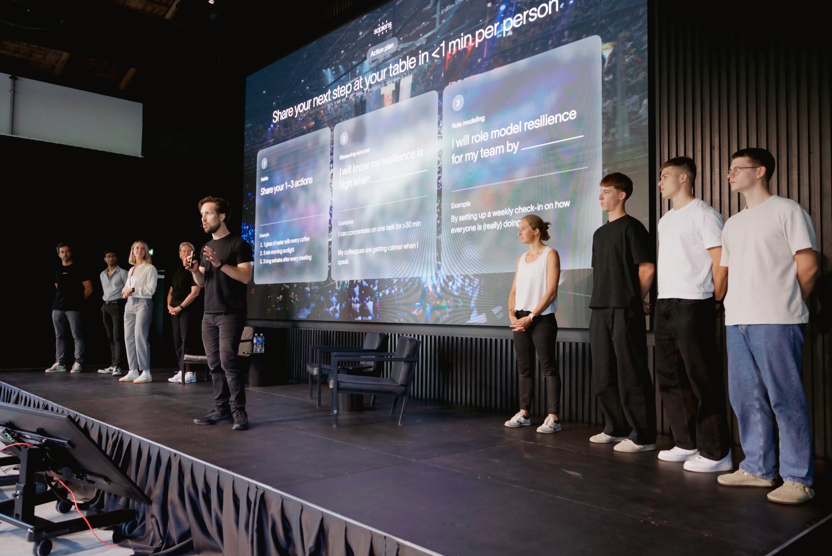 El equipo de Sapiens en el escenario durante un retiro de resiliencia con 150 personas