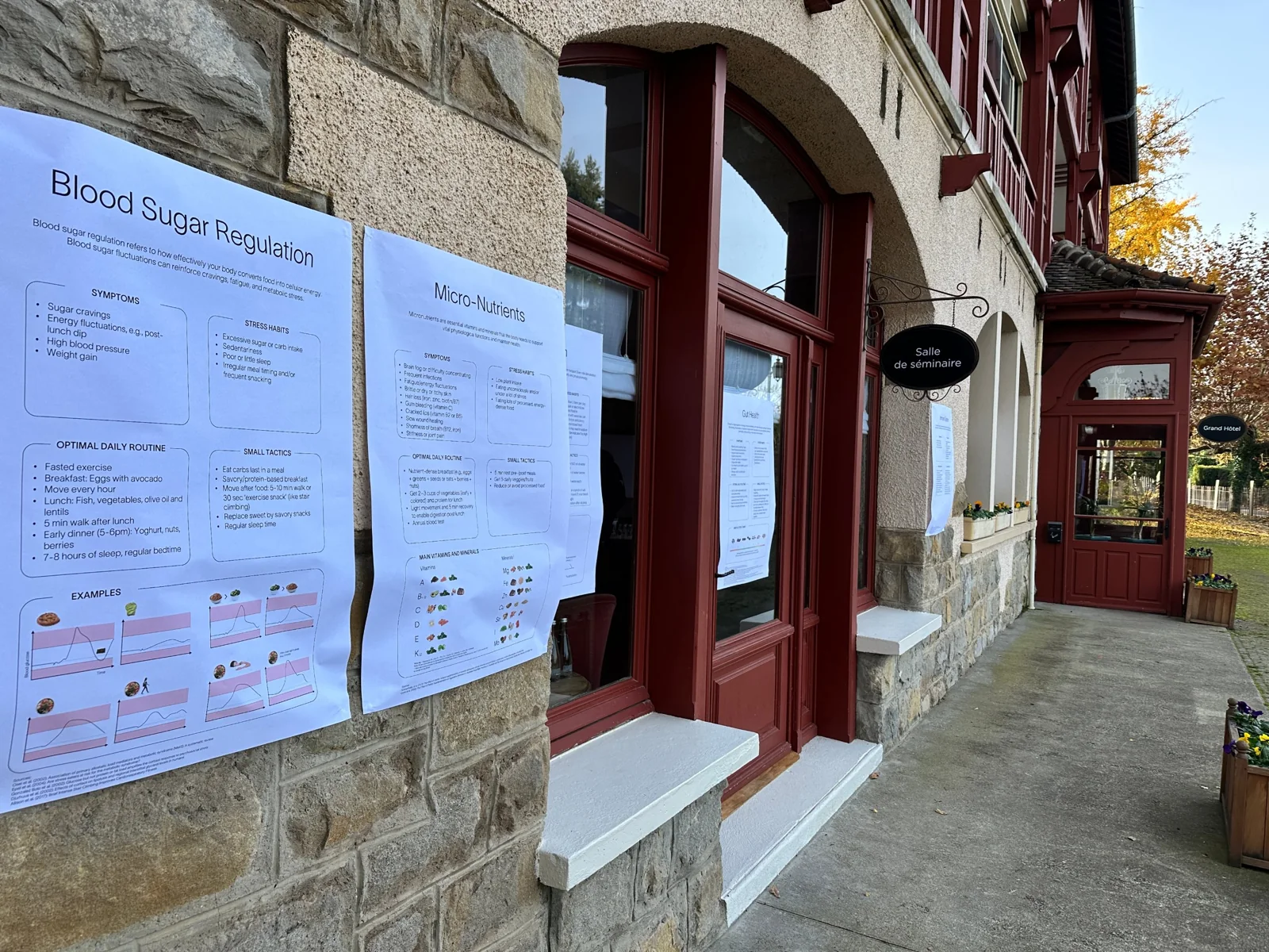 Energieleck-Poster an der Wand bei einem Offsite-Meeting