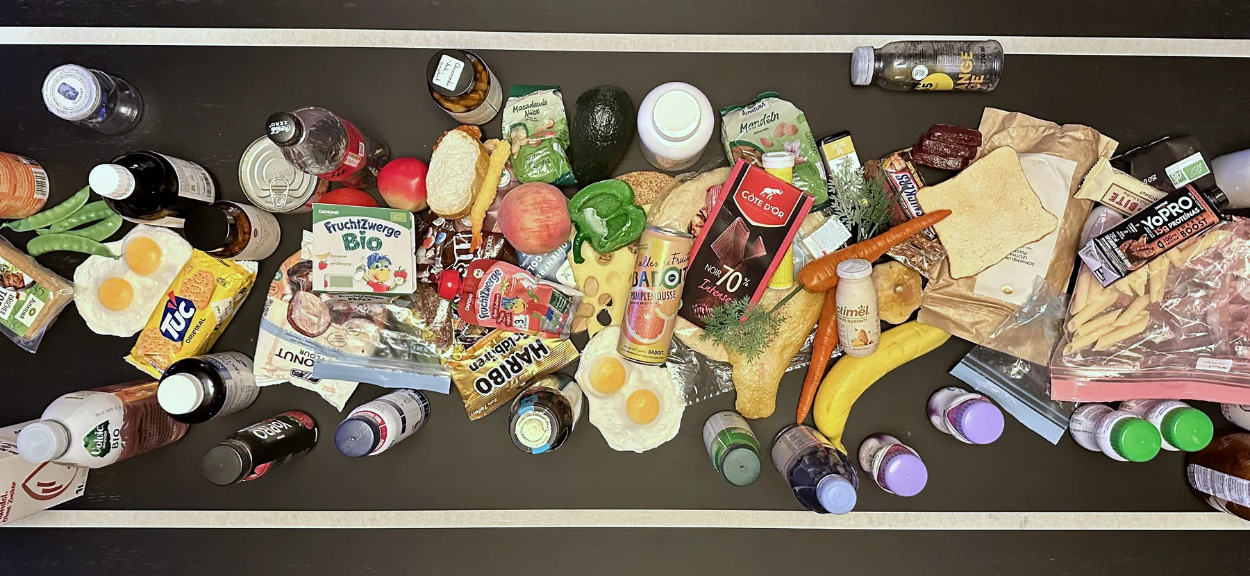 Team sortiert Lebensmittel von sehr gesund bis weniger gesund