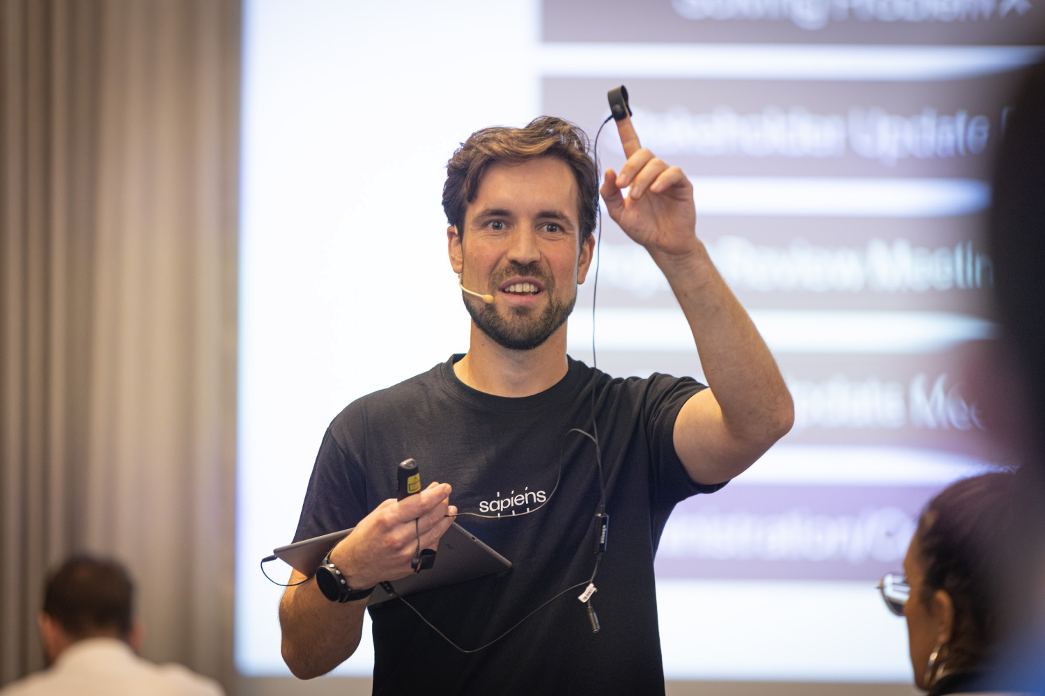 Jan-Philipp Martini holding up a stress sensor during a workshop