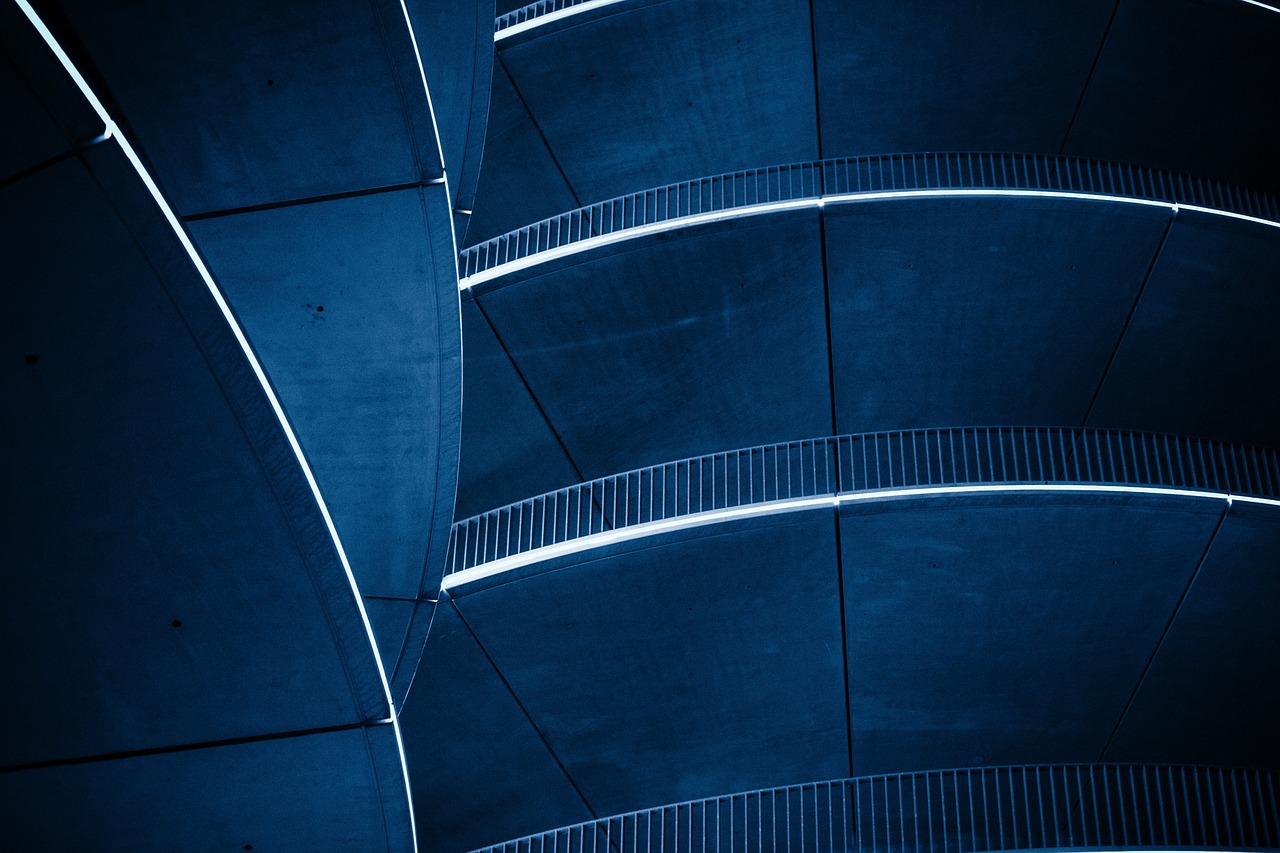 A blue parking deck with four levels in a slightly rounded shape.