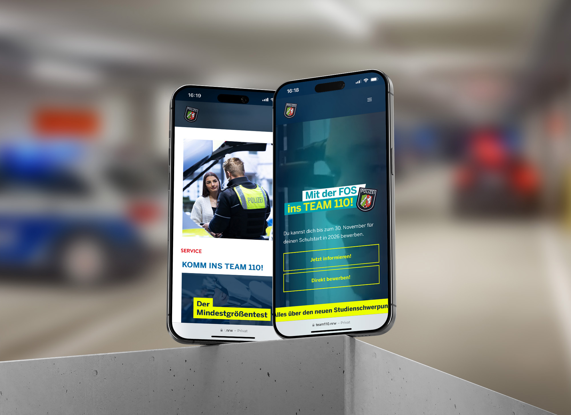 Zwei Smartphones zeigen Polizei-Rekrutierungsseiten mit Team 110-Werbung