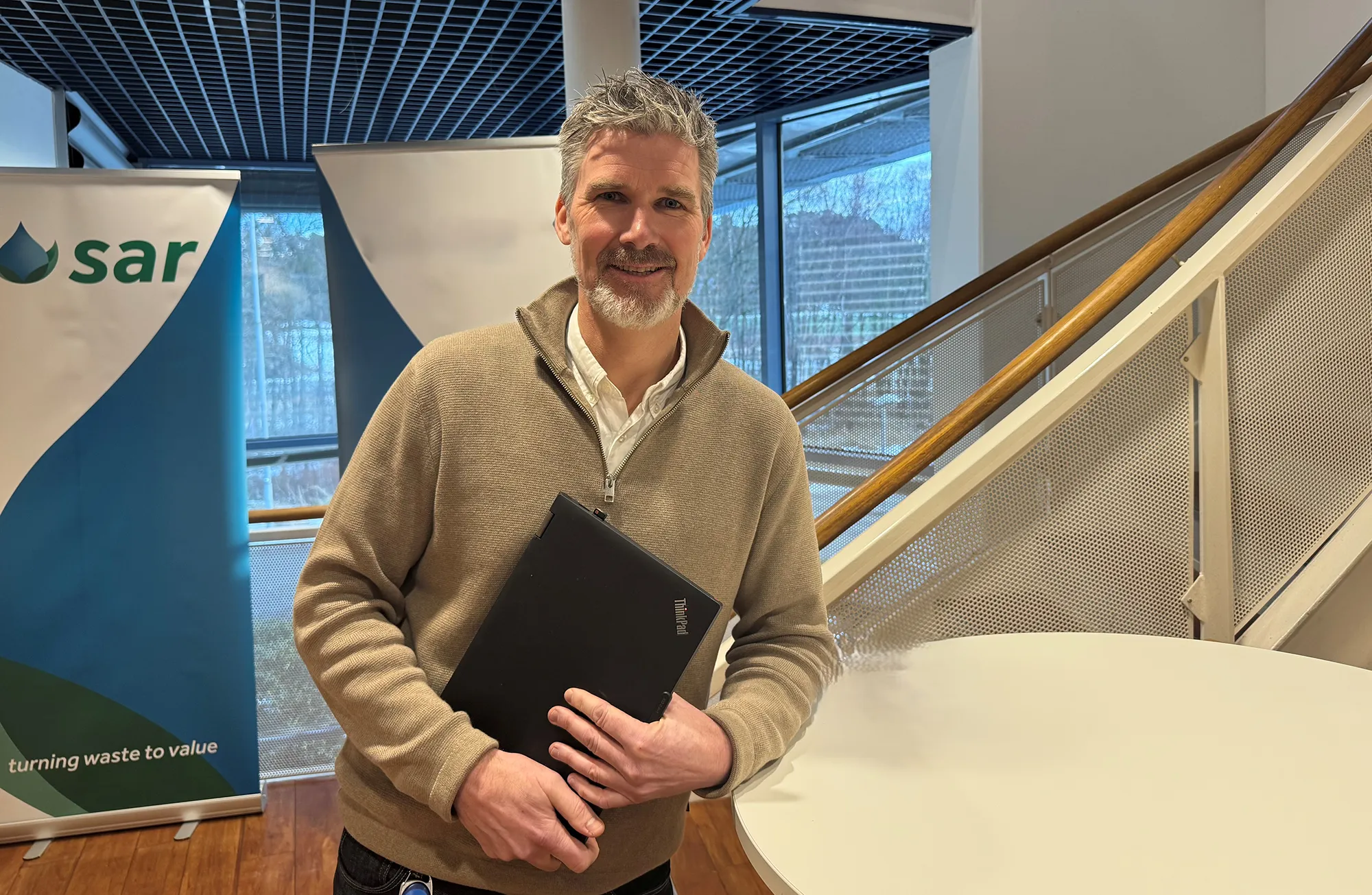 Blå tønner med SAR logo på