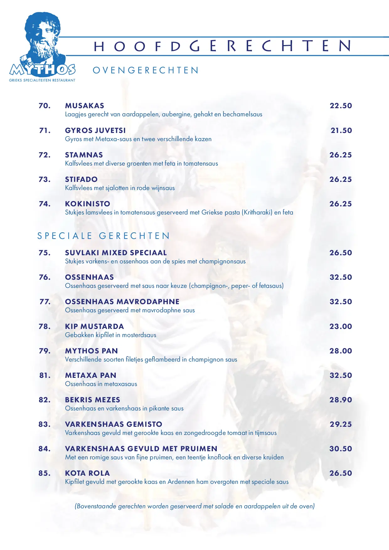 Menukaart hoofdgerechten van Grieks Restaurant Mythos met ovengerechten zoals musakas, gyros juvetsi en stamnas, en speciale gerechten zoals ossenhaas, kip mustarda en gevulde varkenshaas. Alle gerechten geserveerd met salade en ovenaardappelen.