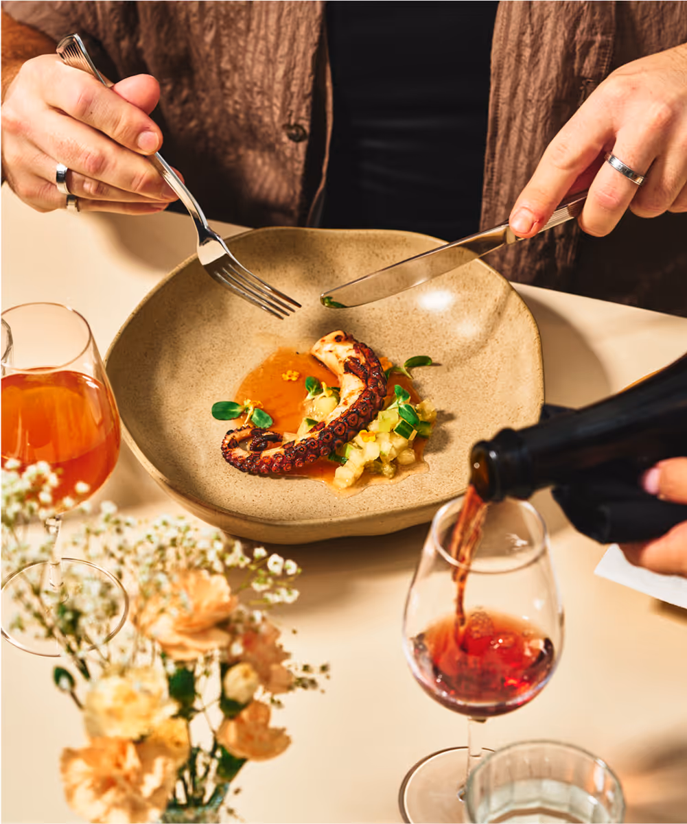 Assiette de pieuvre avec un verre de vin