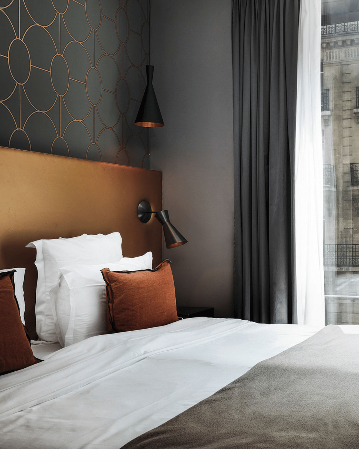 Chambre design à Paris avec décoration cuivrée et noire et un lit double