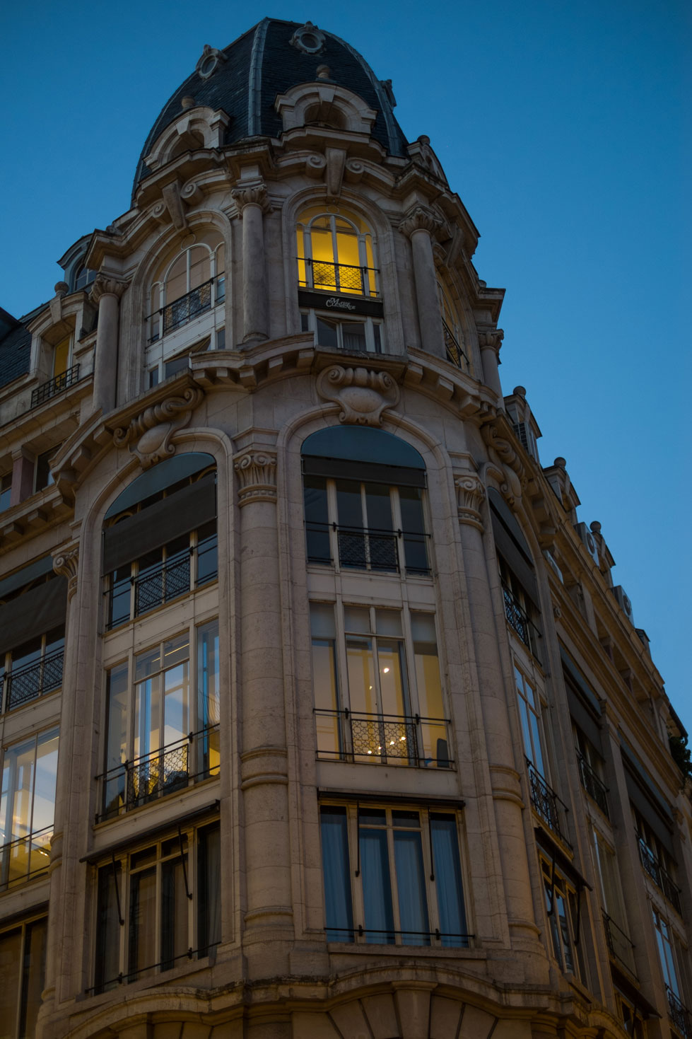 Extérieur du bâtiment CASAÔ de nuit