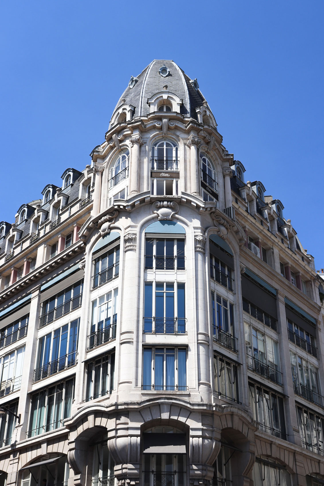 Façade d'immeuble haussmannien de CASAÔ au cœur de Paris