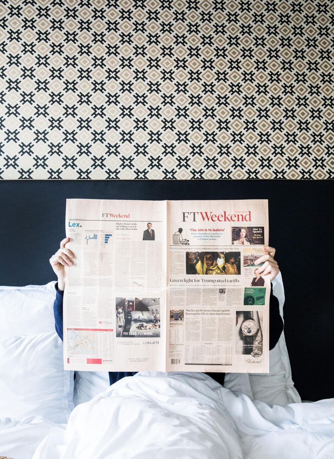 Une personne lisant un journal dans la chambre Montorgueil
