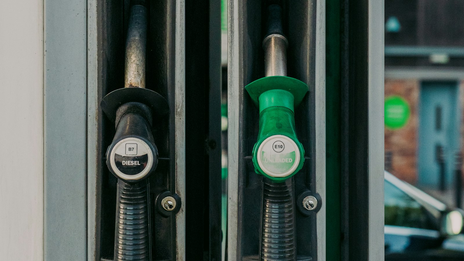 Pistolets de pompe à carburant diesel dans une station-service