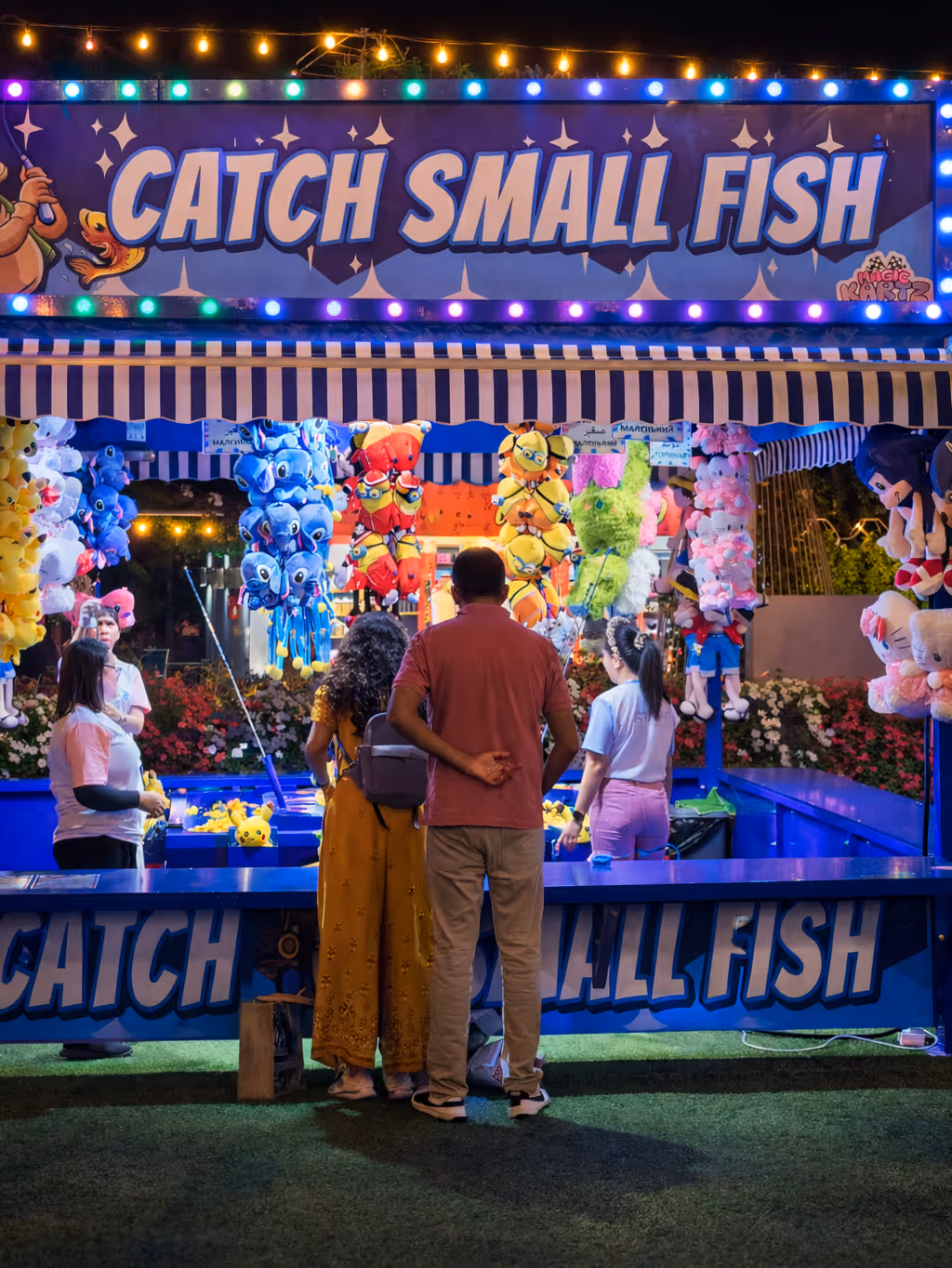 couples playing catch the fish game