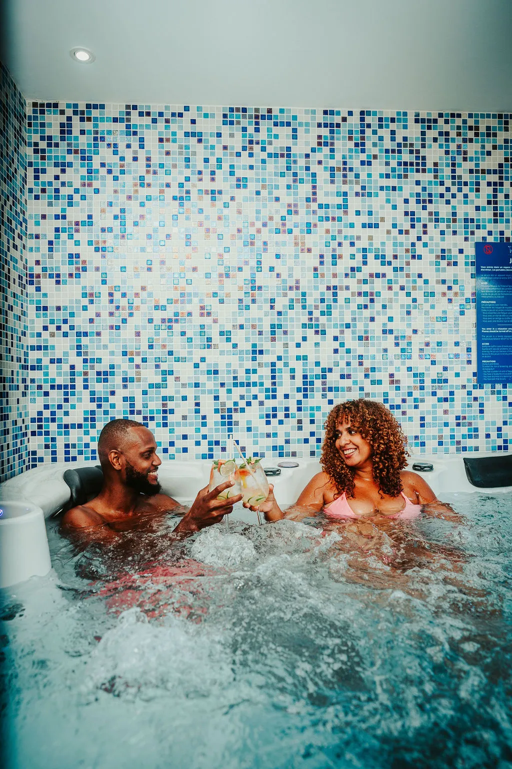 Couple trinquant dans jacuzzi spa luxe mosaique bleue Bambou Resort Martinique