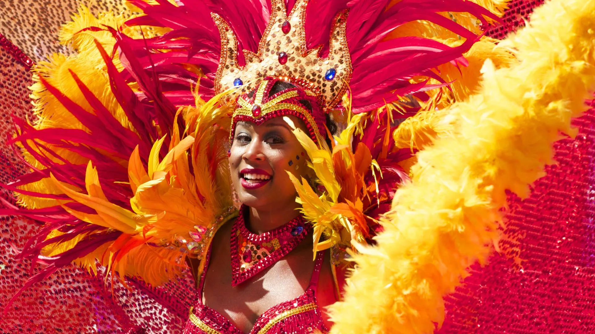 Danseuse carnaval plumes rouges et jaunes festival traditionnel Martinique