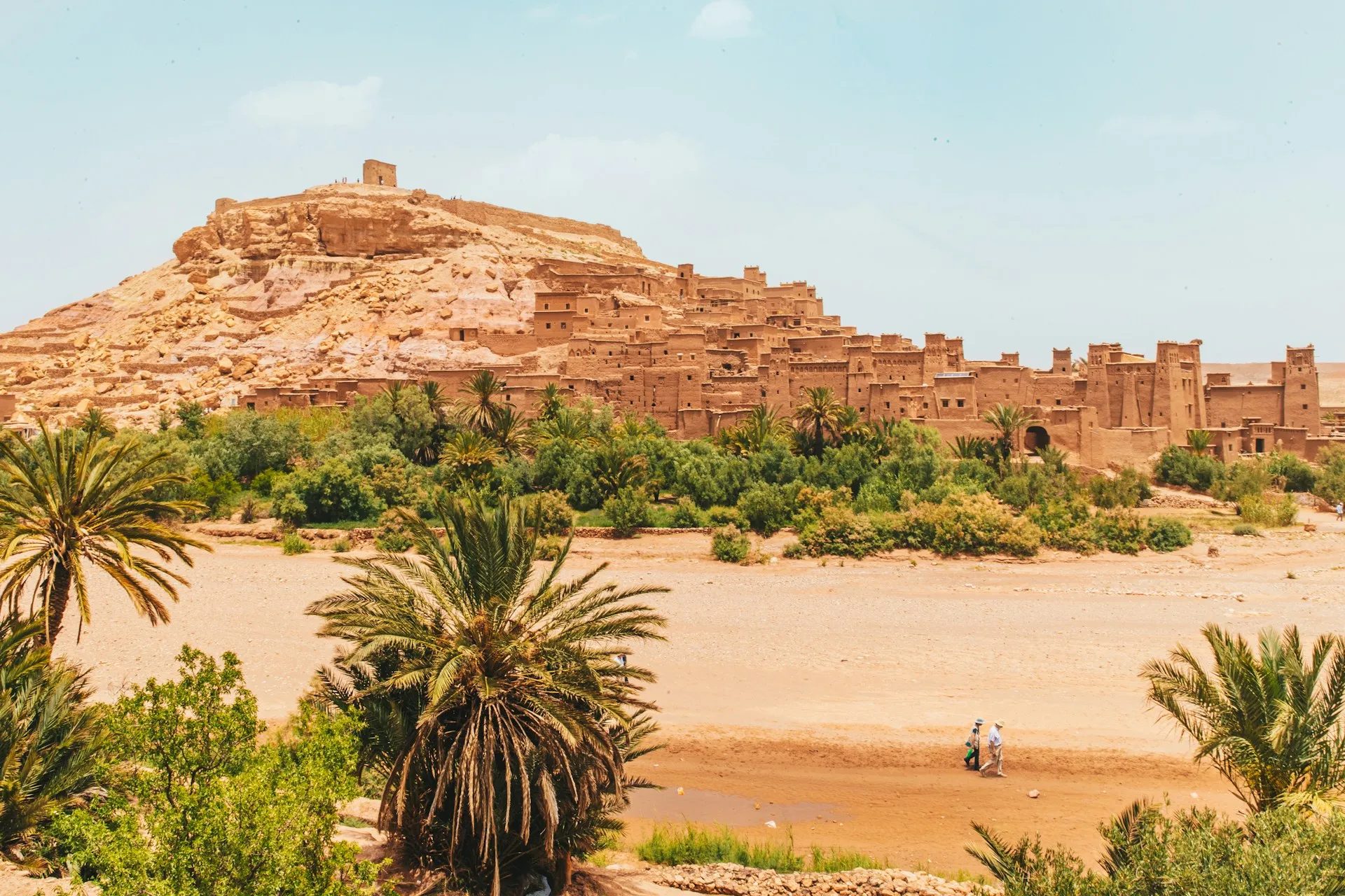 Kasbah Ait Benhaddou marocaine entourée de palmiers dans le désert