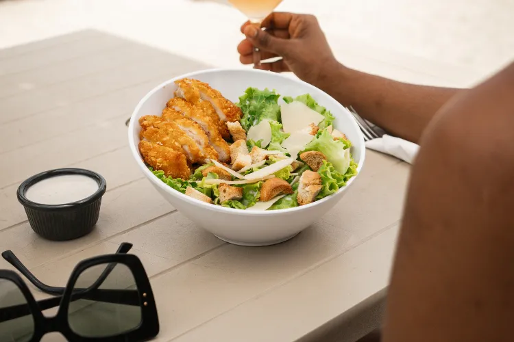 Crispy chicken Caesar salad with creamy sauce restaurant Bambou Martinique