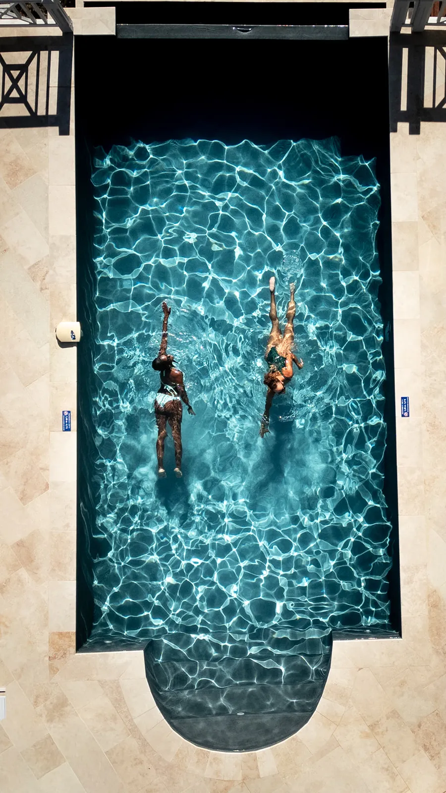 Vue aérienne drone Bambou Resort Martinique piscine toits bungalows