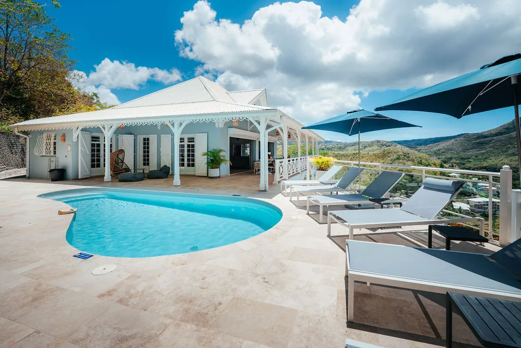 Vue HDR Bambou Resort Martinique piscine à débordement mer bleue