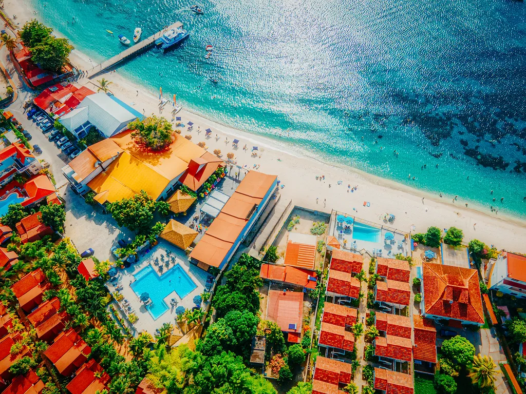 Vue aérienne drone Bambou Resort Martinique toits rouges jardin tropical