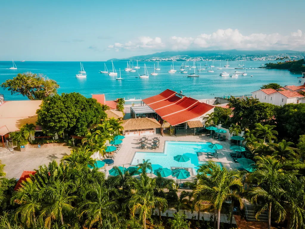 Vue aérienne drone Bambou Resort Martinique baie turquoise voiliers
