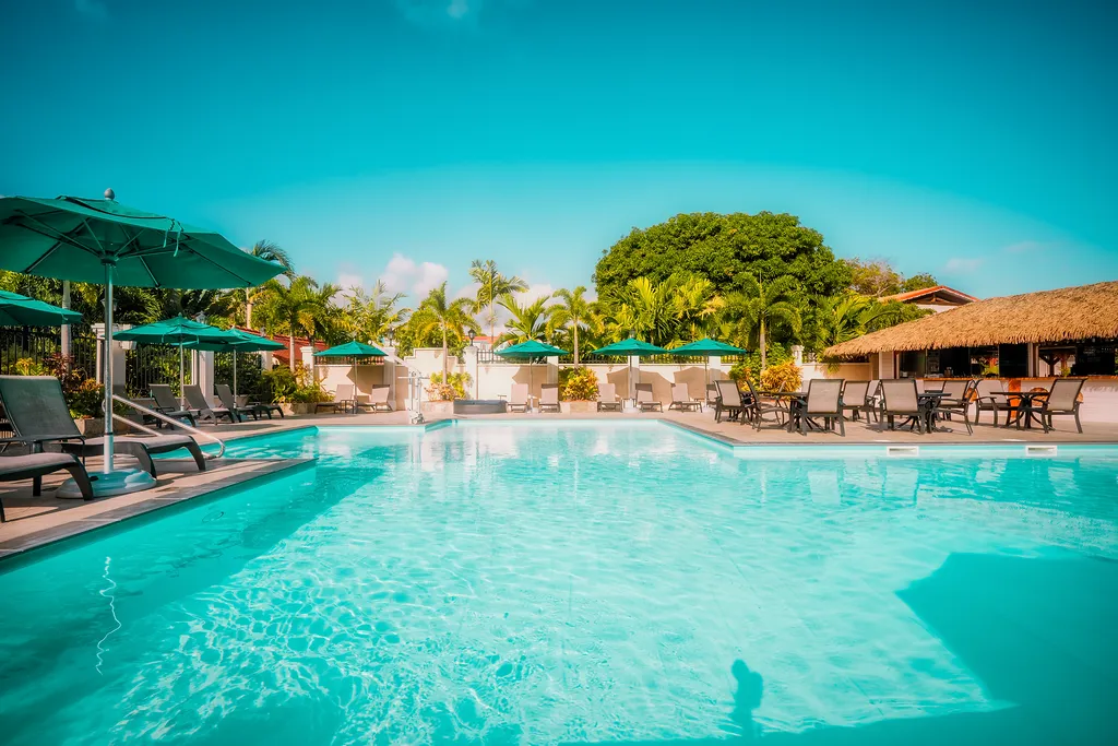 Vue HDR piscine extérieure Bambou Resort Martinique coucher soleil