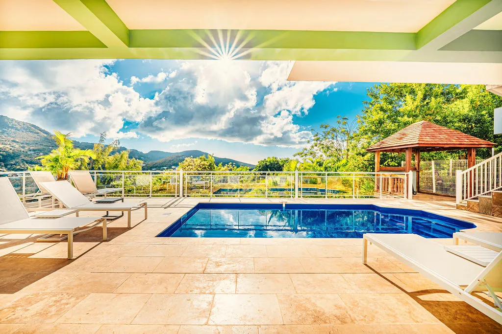 Villa Escapade Tropicale infinity pool panoramic view Martinique mountains gazebo deckchairs