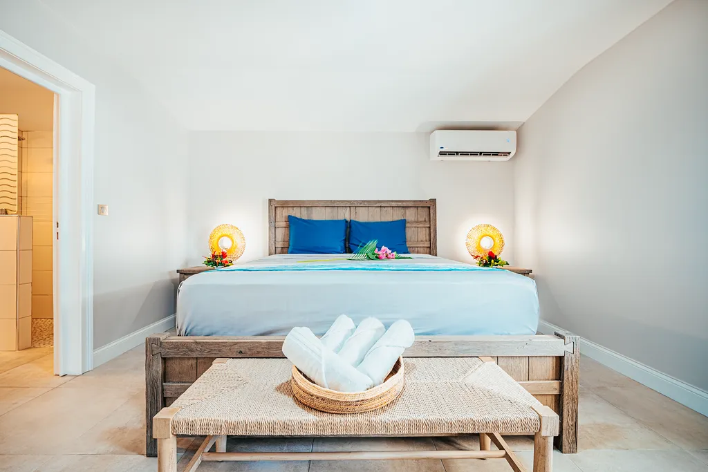Luxury room villa Vent des îles king-size bed wooden bench bamboo folded towels Martinique
