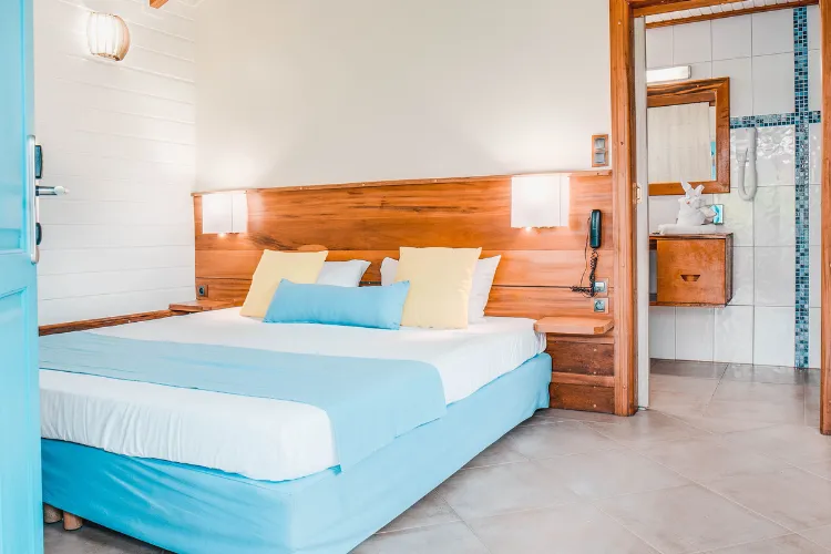 Chambre bungalow luxe king-size bed turquoise en-suite bathroom Bambouresort Martinique