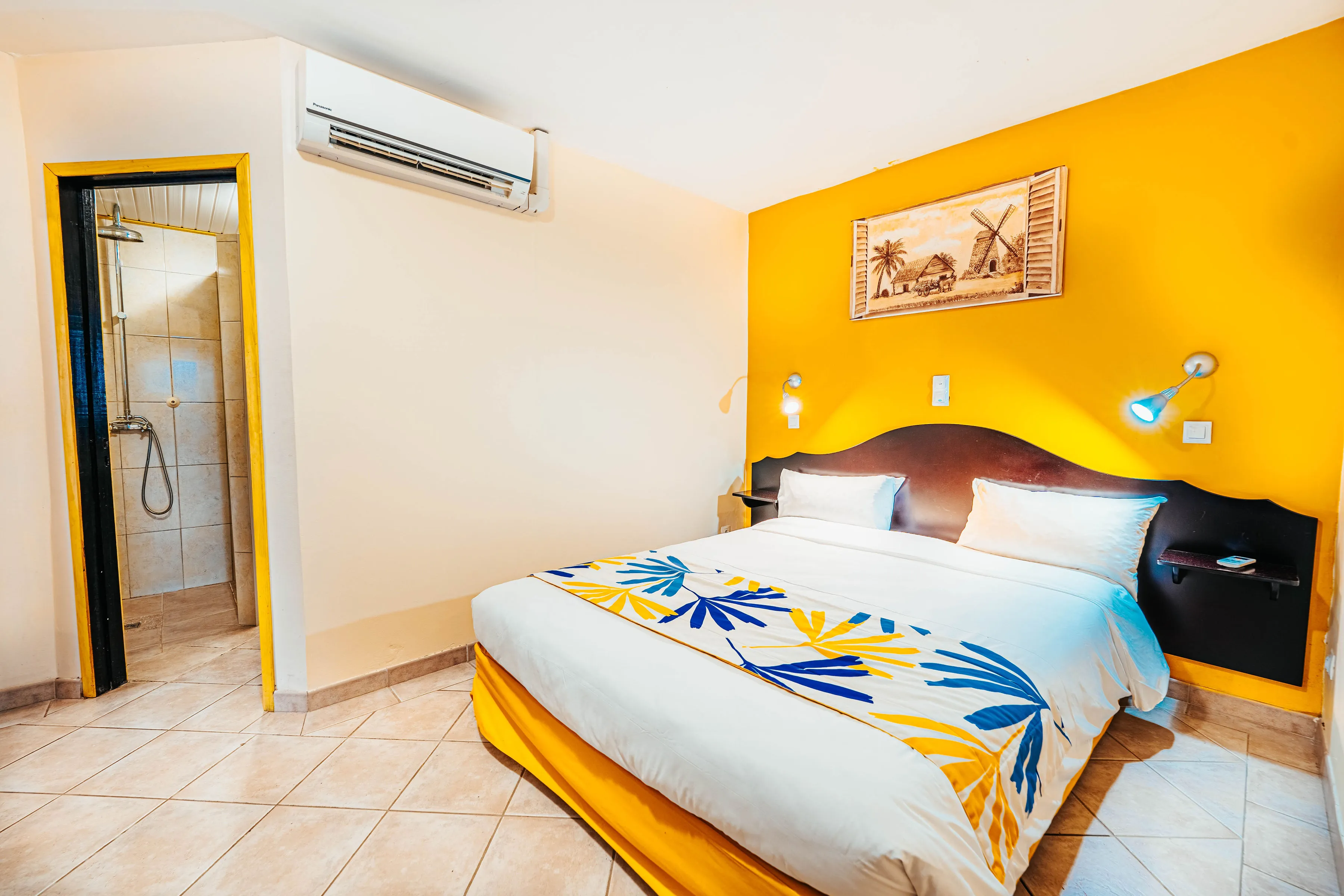Family room Gran Kay double bed yellow wall bathroom tiles Bambouresort Martinique