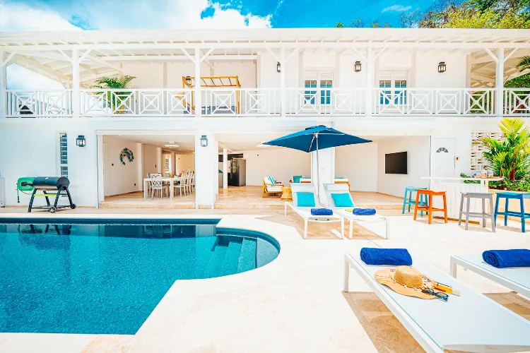 Villa coloniale blanche avec piscine privée et terrasse aménagée Bambouresort Martinique