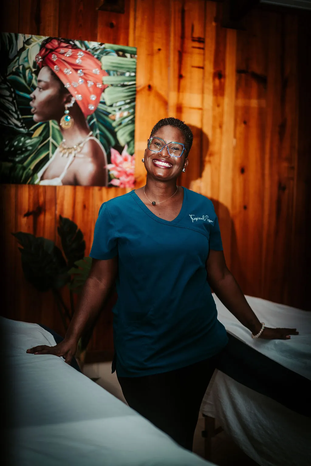 Personnel accueillant du spa BambouResort préparant table de massage luxueuse