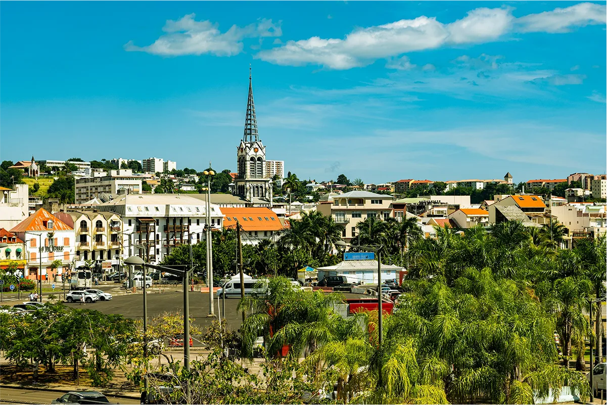Cathédrale Saint-Louis surplombant Fort-de-France palmiers toits créoles Martinique