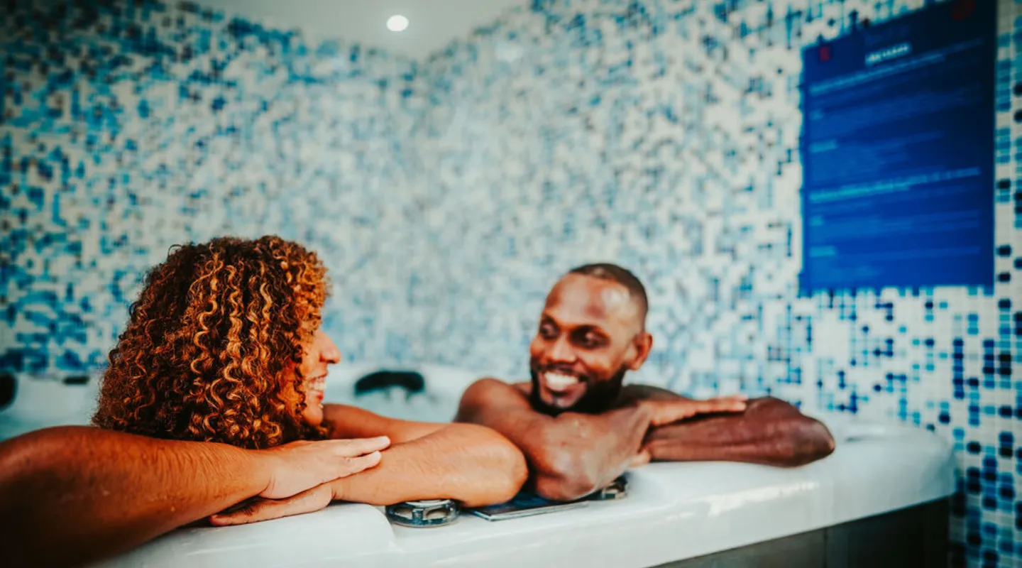 Couple se détendant dans jacuzzi spa luxueux mosaïque bleue Bambou Resort Martinique