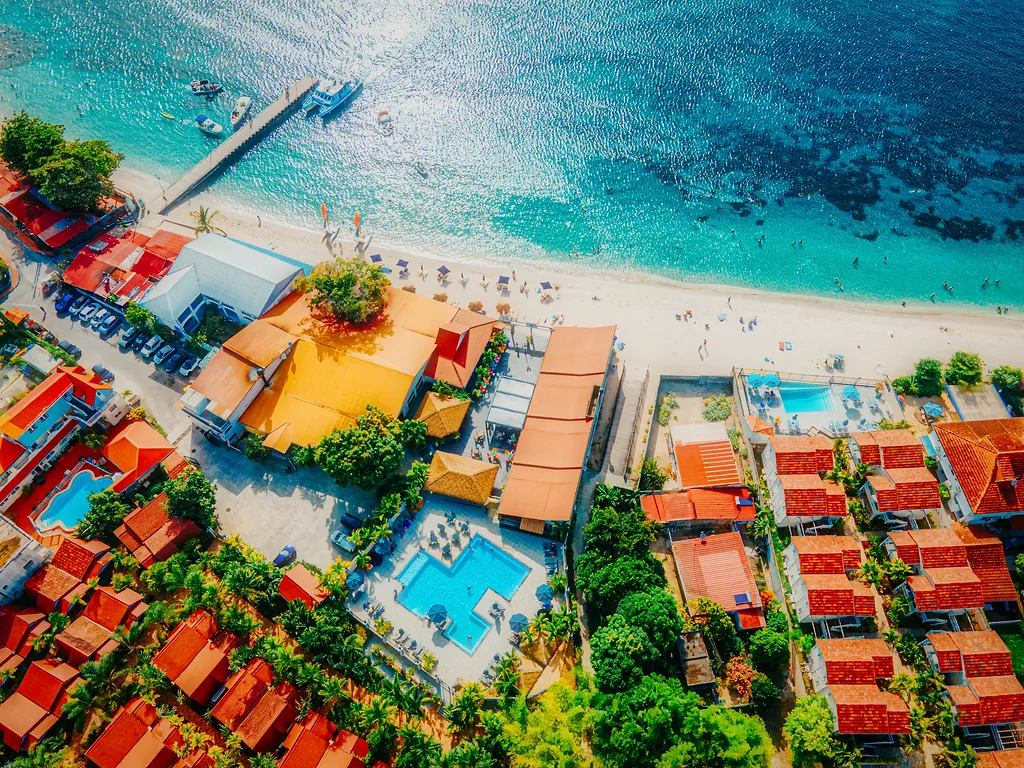 Vue aérienne resort luxe Bambou Martinique piscine bungalows plage turquoise ponton