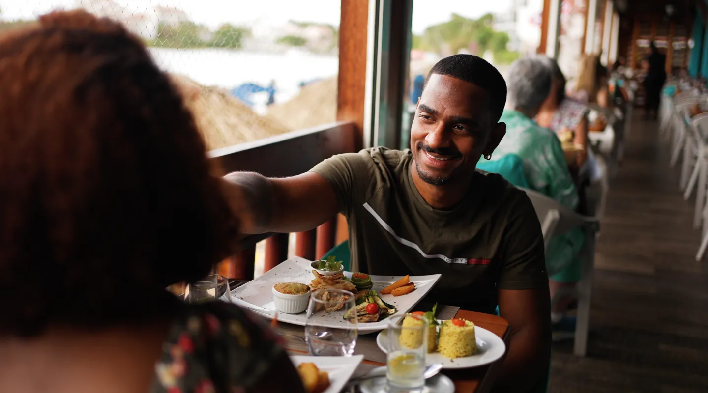 Customer enjoying a Creole dish on the terrace of the Bambou Resort Martinique restaurant
