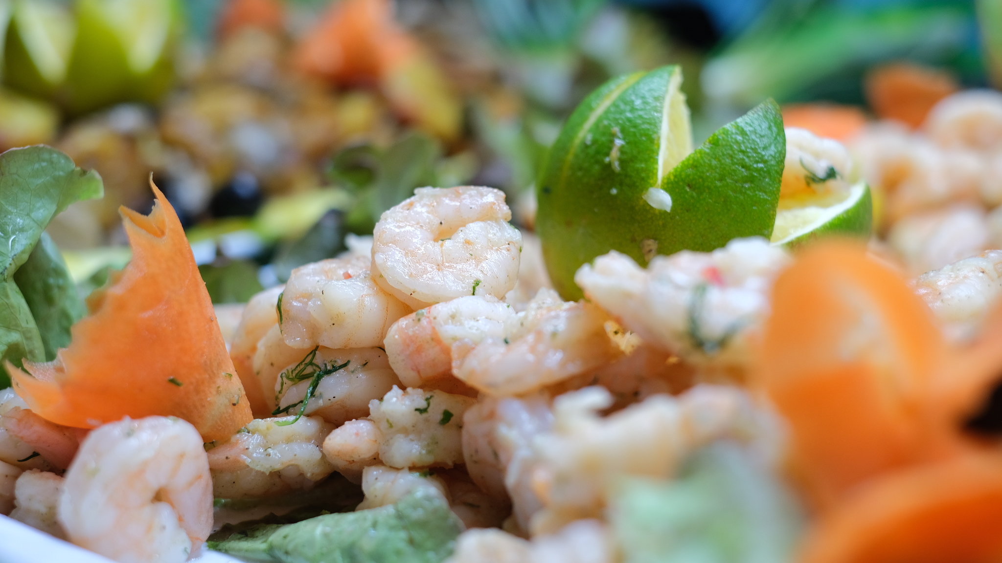 Crevettes fraîches et saumon fumé sur buffet gastronomique tropical au Bambou Resort