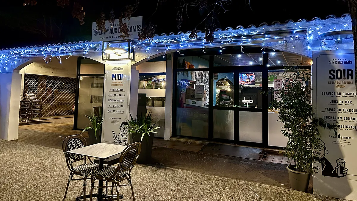 Brasserie Aux Deux Amis décorée pour Noël à Lattes