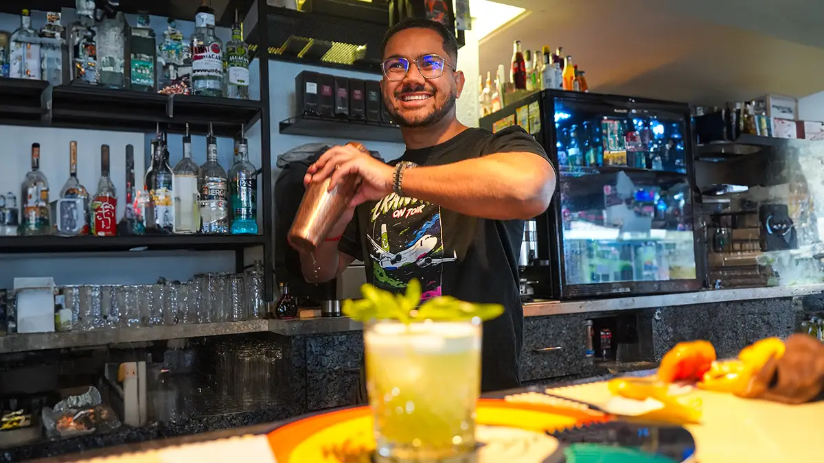 Juju derrière le bar