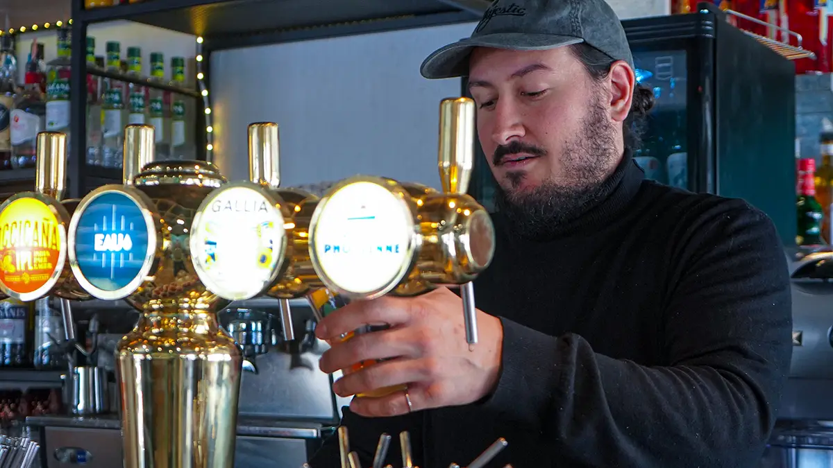 Grobin derrière le bar à Lattes