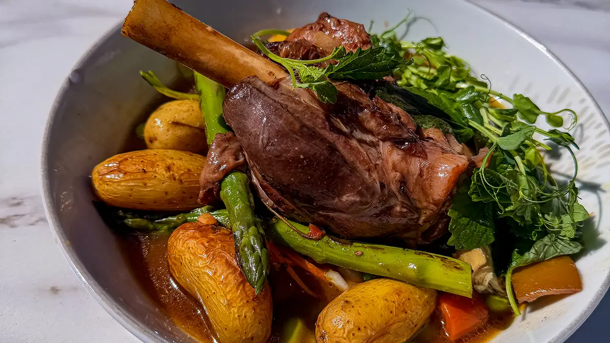 Souris d'agneau de 7 heures à Lattes - Brasserie Aux Deux Amis