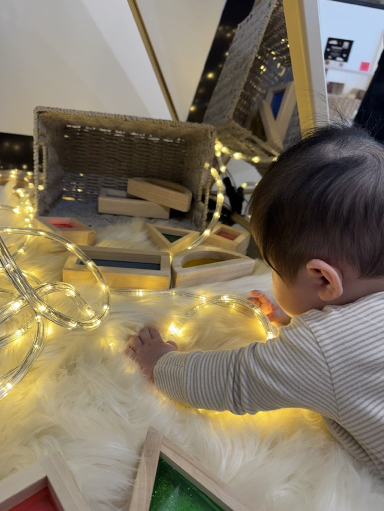 Exploring fairy lights and loose parts