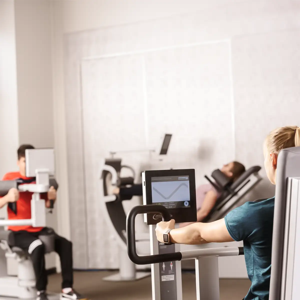 Patienten im Fitnessraum beim Trainieren
