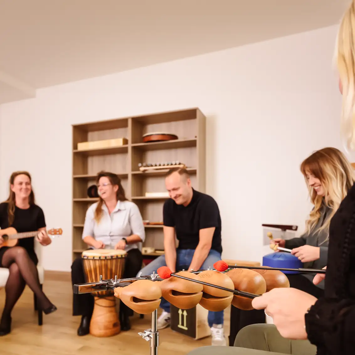 Eine Gruppentherapie bei der die Patienten gemeinsam Musik machen.