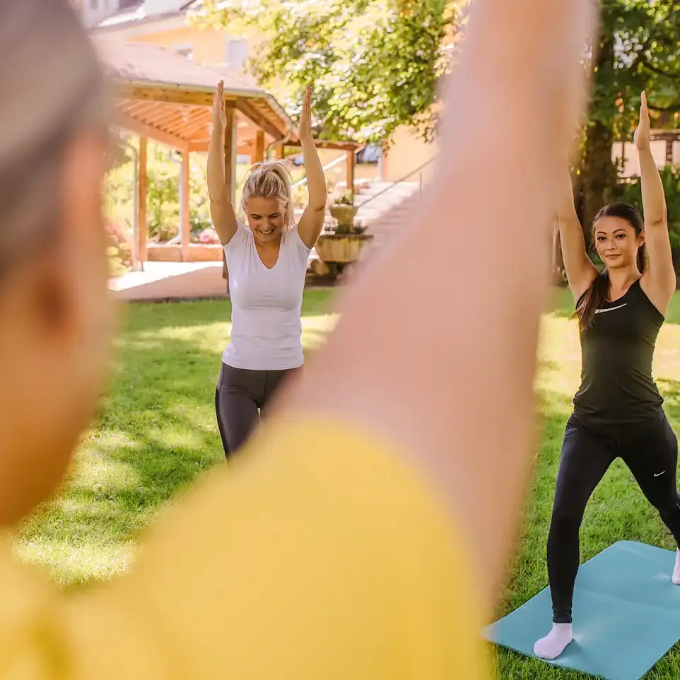 Eine Therapeutin unterrichtet Patienten in Qigong.