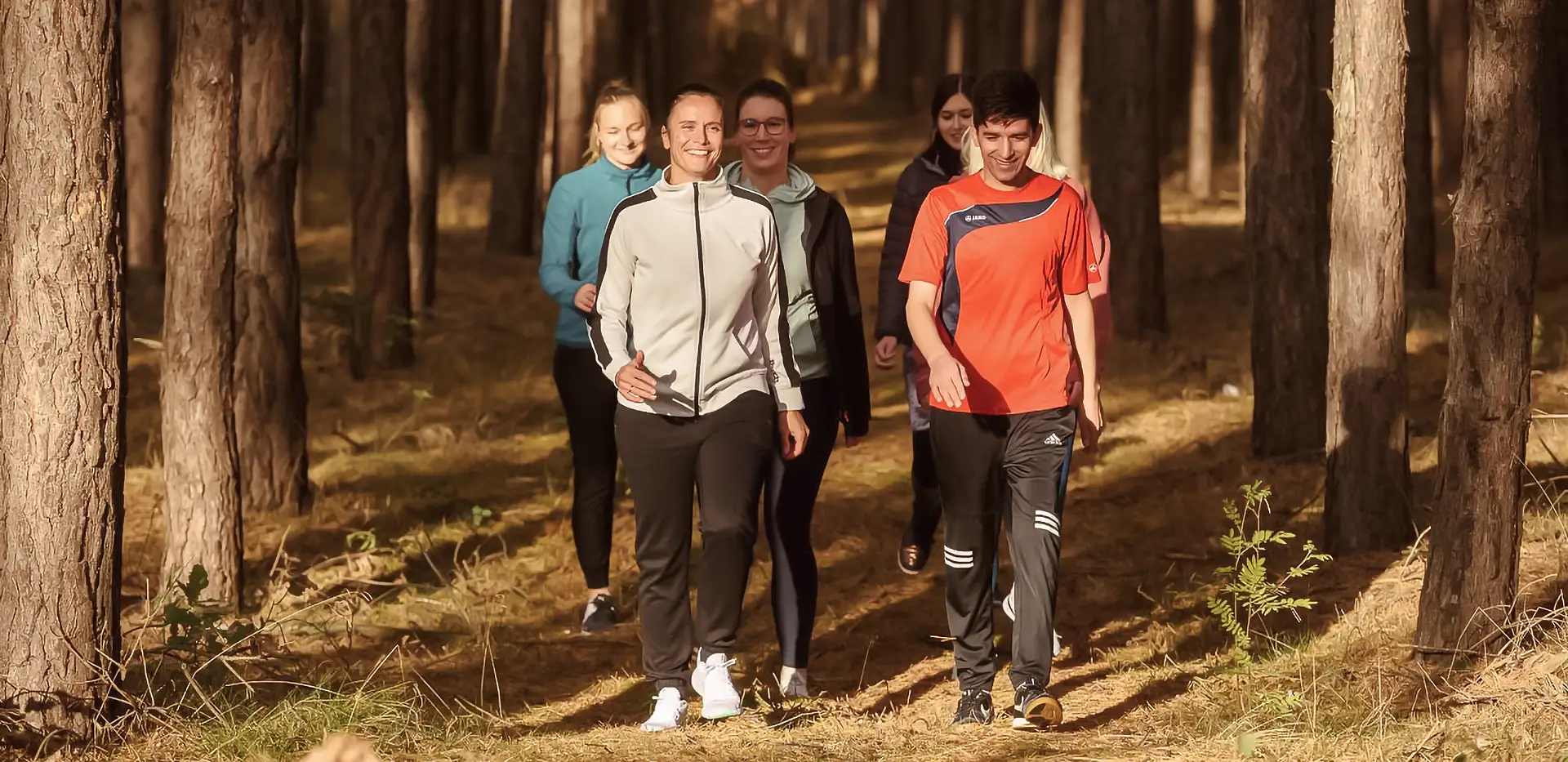 Mehrere Patienten laufen gemeinsam durch den Wald