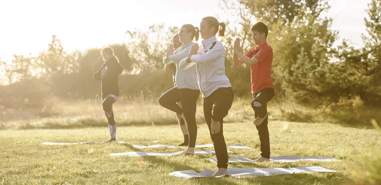 Eine Gruppe von Patienten macht draußen gemeinsam Qigong