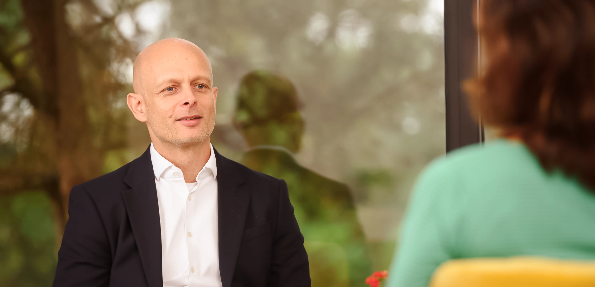 Therapeut sitzt einer Patientin im Gespräch gegenüber