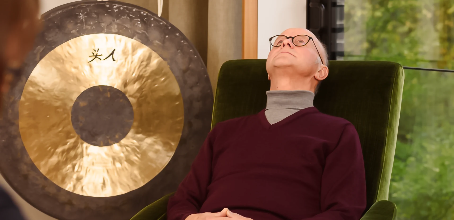 Frontalaufnahme eines Psychotherapeuten beim Gespräch mit einer Patientin