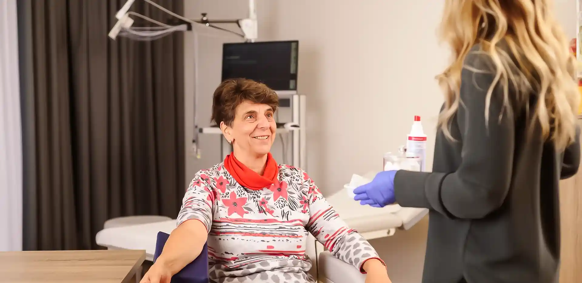 Eine Patientin bei der medizinischen Diagnostik.